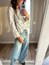 Chaleco de cuero ovino italiano color plateado con tachas y botones metálicos.