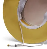 Gorro tipo pescador de color mostaza, con ala ancha, cordón ajustable con ceñidor y tecnología Omni-Wick para absorción de sudor.