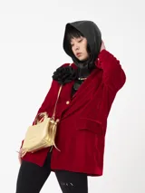 Blazer de terciopelo rojo, corte cuadrado y moderno, con botones dorados y forro interior.