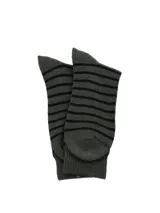 Medias de largo medio con diseño de rayas horizontales en color gris y negro. Confeccionadas en tejido grueso con puño elástico.