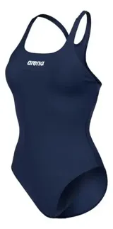 Malla enteriza de natación Arena Team Swimsuit Pro, color azul marino, con tirantes anchos y espalda deportiva. Presenta el logo de la marca en contraste en el pecho.