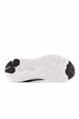Championes deportivos New Balance modelo W411, color negro con suela blanca y detalles plateados.