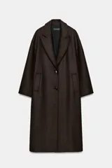 Abrigo largo de corte recto confeccionado en tejido con mezcla de lana. Presenta cuello con solapas, cierre frontal con botones y bolsillos laterales de vivo.