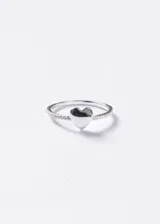 Anillo de plata 925 con diseño de corazón liso central y banda decorada con pequeñas zirconias incrustadas en los laterales.