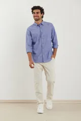 Camisa de manga larga azul con textura, cuello abotonado y corte clásico.