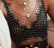 Musculosa de red negra con incrustaciones de strass, con diseño de encaje en el interior, escote en V y tirantes finos.