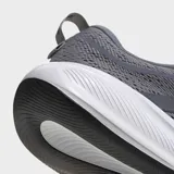 Championes de running Adidas Response Pace, color gris con entresuela blanca y suela negra. Parte superior de malla transpirable con las clásicas tres tiras de la marca en los laterales.