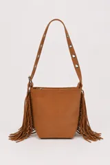 Cartera de gamuza color marrón con flecos en los laterales y tira con ojales metálicos.