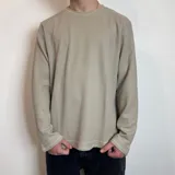 Buzo negro de micropanal con cuello redondo y mangas largas.