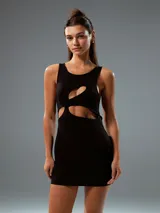 Minivestido negro ajustado al cuerpo, sin mangas y con aberturas asimétricas en el frente.