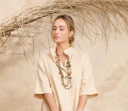 Collar largo de múltiples hilos con cuentas de madera y esferas en tonos marrones, verdes y dorados.