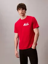 Remera Calvin Klein de manga corta y cuello redondo, en color rojo, con estampado gráfico de la palabra 'ALL' en color blanco en el pecho.