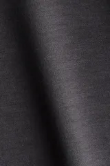 Remera gris oscuro de manga corta con cuello redondo y costuras oblicuas en los hombros.