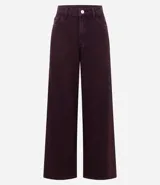 Pantalón de corte recto y estilo loose, confeccionado en sarga de algodón. Presenta cintura con trabillas, cierre frontal con botón y cremallera, y bolsillos funcionales tanto en la parte delantera como en la trasera.