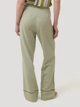 Pantalon de lino organico color verde militar, de corte recto y tiro alto, con sutil detalle de calado en la cintura y en el borde inferior.