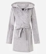 Bata de baño de corte regular confeccionada en tejido fleece suave y abrigado. Presenta capucha, mangas largas, bolsillos frontales y cierre mediante lazo ajustable en la cintura. Posee una textura sutil con diseño de gatitos.