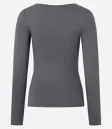 Blusa de manga larga con escote canoa, confeccionada en tejido de poliamida con elastano, de corte regular y diseño liso.