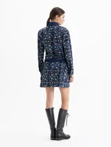 Minifalda de denim con diseño de guipiure floral, bolsillos cargo laterales y cinturón incorporado con hebilla metálica.