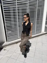 Chaleco negro de tela barbie con corte sastrero y calce al cuerpo.