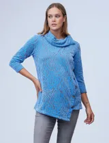 Buzo azul de tejido soft labrado marca Ruby Rd, con cuello volcado, delantera superpuesta, aplique de botones y terminación de ruedo asimétrico.