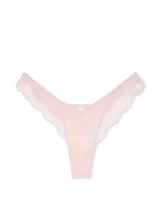 Bombacha estilo tanga de tiro alto, color rosado, confeccionada en textura sedosa con detalles de encaje floral en los laterales.