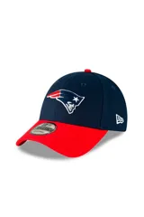 Gorro con visera New Era 9FORTY de los New England Patriots, con diseño azul marino y visera roja. Cuenta con el logo del equipo bordado en el frente y el logo de la marca en el lateral.
