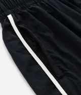 Short deportivo modelo runner de Ashua, confeccionado en poliamida con tecnología dry de secado rápido. Presenta un diseño holgado con cintura elástica, bajos redondeados con vivos laterales en contraste y detalle de lettering en el ruedo.