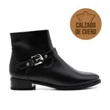 Bota corta de cuero negro con hebilla lateral y taco bajo.