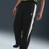 Pantalón deportivo Nike Air de corte recto, color negro con paneles laterales en color blanco. Cuenta con cintura elástica y logo de la marca en la parte superior delantera.