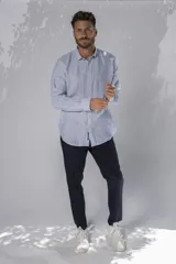 Pantalón de vestir azul marino, de corte recto, con bolsillos laterales y traseros.