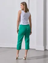 Pantalón capri de gabardina elastizada color beige, marca Zac & Reachel. Pretina ancha elastizada. Delantera y trasera con bolsillos simulados.