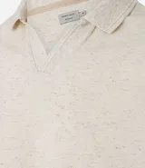 Polo de manga corta color verde salvia, con cuello polo y escote en V con borde de punto contrastante. Presenta una textura tejida sutil.