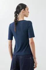 Remera de punto con acabado brillante, cuello en V y mangas cortas.