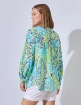 Camisa de gasa bordada, marca Ruby Rd. Cuello con solapa y abertura central con botones. Delantera con bolsillos aplicados.