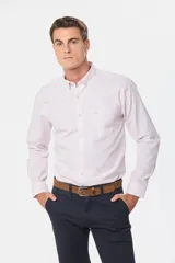 Camisa de manga larga a cuadros pequeños en tonos celeste y blanco, con bolsillo en el pecho y cuello abotonado. Corte slim fit hasta talle XL, a partir de XL classic fit.