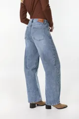 Jean de denim celeste con silueta amplia y tiro medio, de corte recto y holgado. Cuenta con bolsillos traseros clásicos y etiqueta de marca en la parte posterior de la cintura.