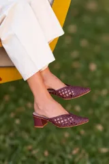 Mule Fiamma de cuero napa color bordó, con diseño trenzado a mano, escote en V, punta fina y taco cuadrado de altura intermedia.