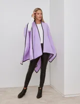 Ruana de tejido suave color azul oscuro, con vivos de ecocuero negro en los bordes.