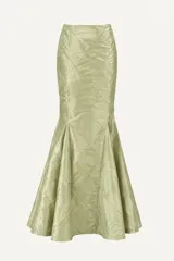 Falda larga de tafeta color verde, con diseño acolchado de rombos y corte amplio con gajos acampanados.