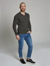 Sweater de punto color gris oscuro, con cuello polo y mangas largas.