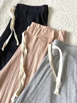 Pantalón largo de morley con cintura elástica y cordón ajustable.