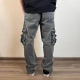 Pantalón jean cargo gris con efecto lavado y corte baggy.