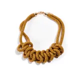 Collar dorado con diseño de soga trenzada con nudos.