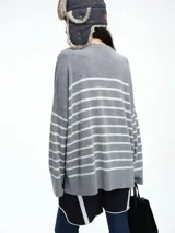 Sweater de tejido de punto con cashmere, de corte relajado y diseño a rayas horizontales. Presenta cuello redondo, hombros caídos y mangas amplias.