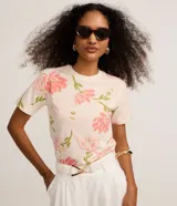 Blusa slim de cuello redondo y manga corta, confeccionada en algodón con un delicado estampado floral.