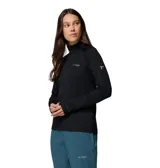 Buzo deportivo de manga larga con cierre frontal parcial y cuello alto. Presenta tecnología Omni-Wick para absorción de humedad, protección solar Omni-Shade UPF 50, costuras ergonómicas y puños con orificios para el pulgar.