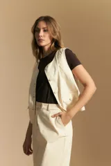 Falda midi negra de denim con costuras blancas contrastantes y tajo frontal.