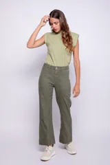 Pantalón ancho de tiro alto y corte recto, color marfil, con bolsillos frontales aplicados y cierre de doble botón metálico.