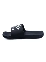Ojotas Umbro de color negro con la tira ancha estampada con el logo de la marca en celeste y blanco.