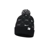 Gorro de lana Nike Peak color negro, con diseño de rombos y logotipos de la marca distribuidos por la trama. Cuenta con vuelta y un pompón bicolor en la parte superior, además de una etiqueta pequeña con el swoosh en el frente.